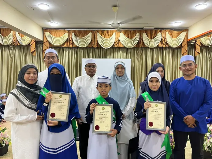 Pelajar MTSFAZ bersama guru selepas menerima anugerah