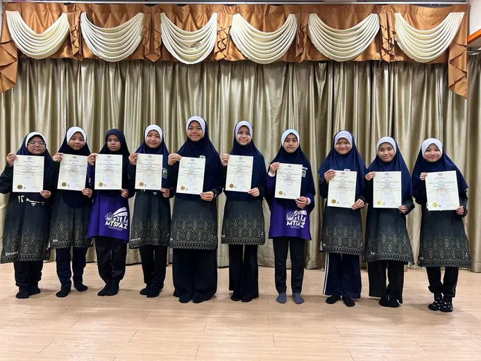 Pelajar MTSFAZ menerima sijil pencapaian
