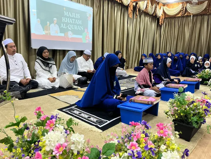Pelajar MTSFAZ dalam majlis pencapaian sekolah