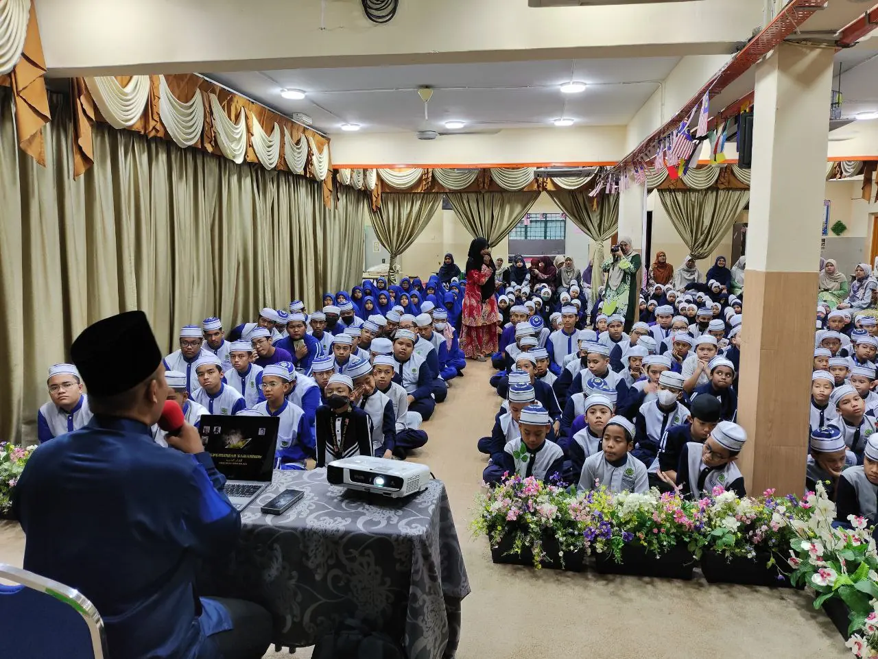 Pelajar MTSFAZ dalam aktiviti perhimpunan dan bimbingan
