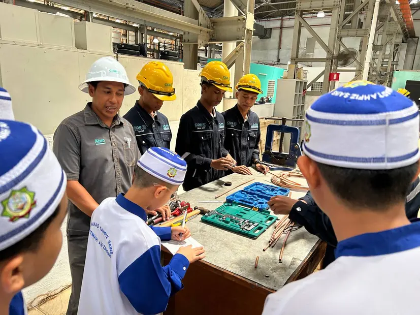 Pelajar MTSFAZ dalam aktiviti projek sains dan teknologi